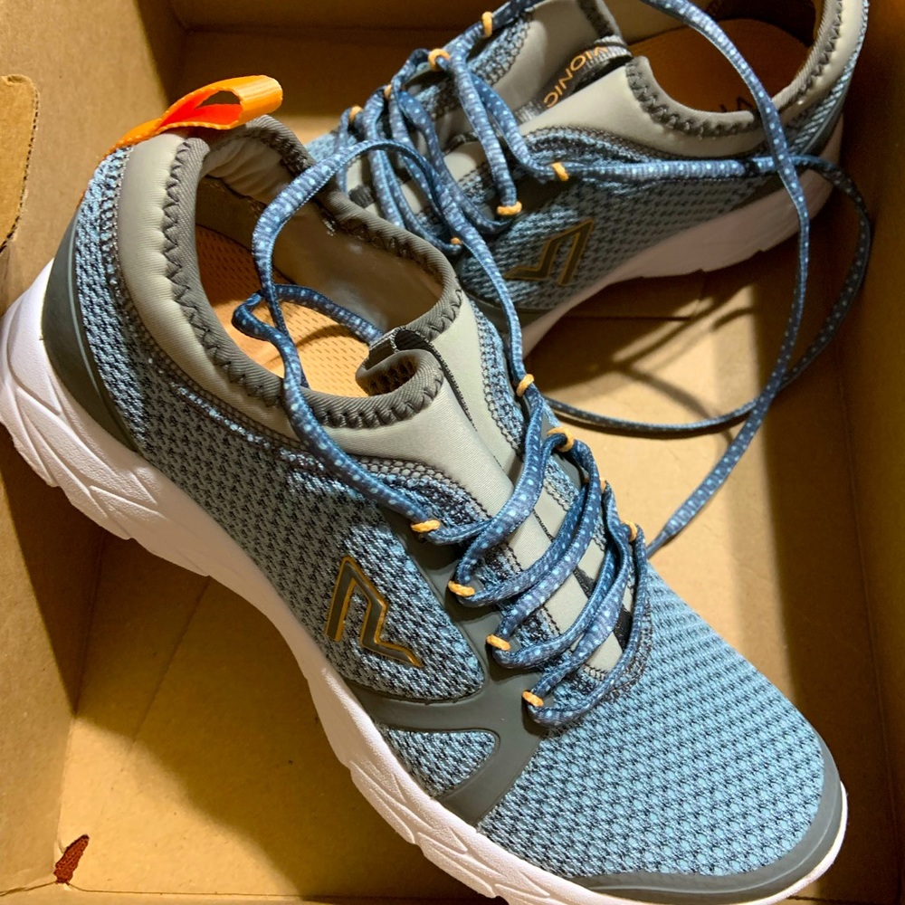 Womens VIONIC Size 7.5 worn once still have box